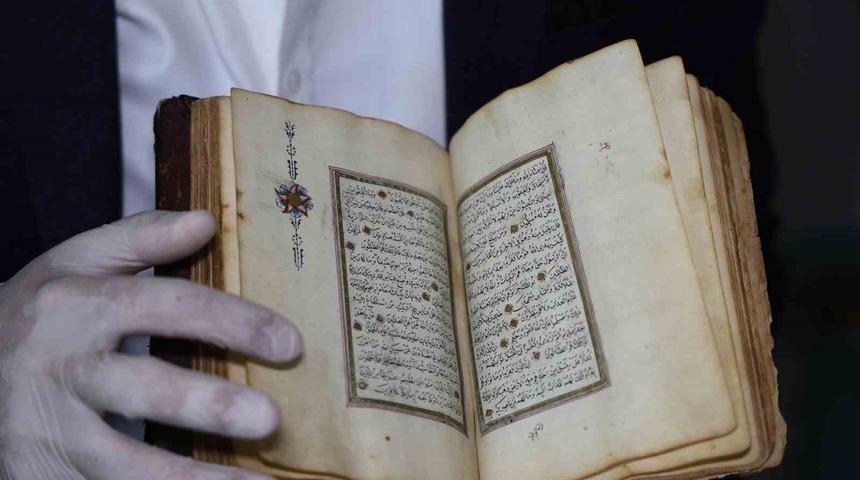 Cumhurbaşkanı Erdoğan’a hediye etmek istiyor! Osmanlı sanatının seçkin örneklerinden: "Bu eser sadece kutsal bir kitap değil"