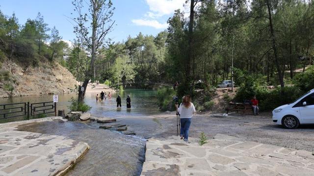 Adana'da sıcaktan kaçıyorlar! Yedigöze'de serinliyorlar