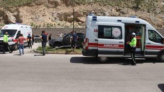 2 araç kavşakta çarpıştı, 3’ü çocuk 6 kişi yaralandı