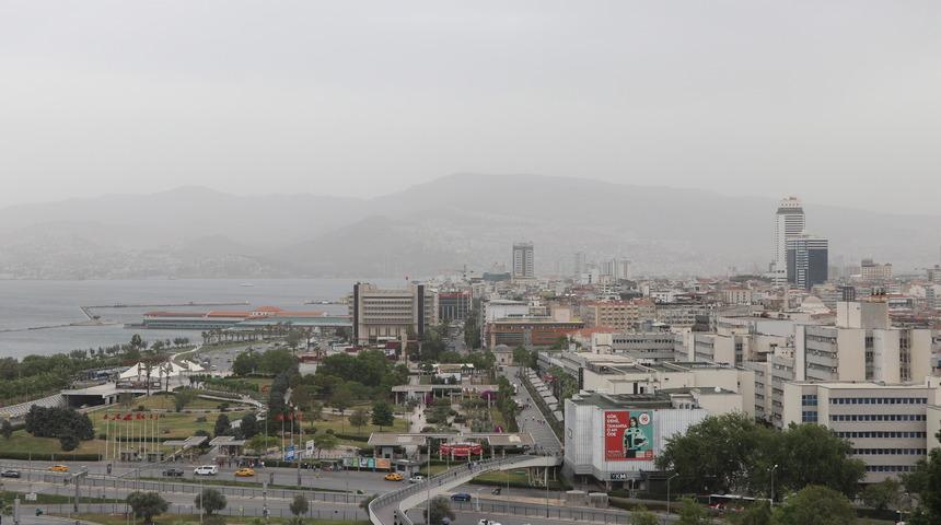 İzmir'de toz taşınımı etkili oldu