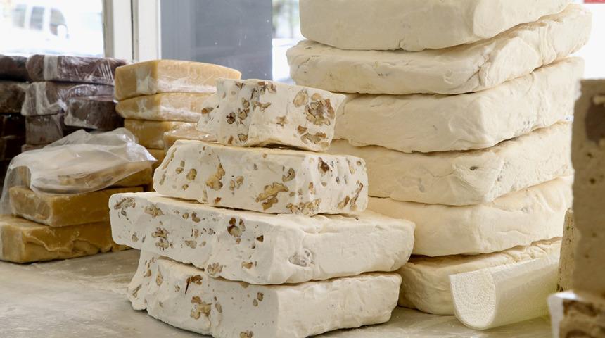 Dede mesleği helvacılığı üçüncü kuşak sürdürüyor 'Dedemin bıraktığı gibi eski usulle devam ediyoruz'