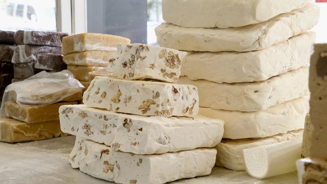 Dede mesleği helvacılığı üçüncü kuşak sürdürüyor 'Dedemin bıraktığı gibi eski usulle devam ediyoruz'