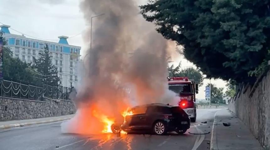 Yer: Pendik! Kaza yapan otomobilde yangın çıktı, yardıma itfaiye ekipleri yetişti