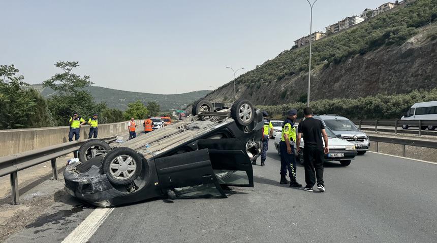 Anadolu Otoyolu'nun Kocaeli kesiminde hafif ticari araç devrildi: 3 kişi yaralandı