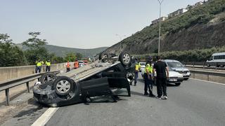 Anadolu Otoyolu'nun Kocaeli kesiminde hafif ticari araç devrildi: 3 kişi yaralandı