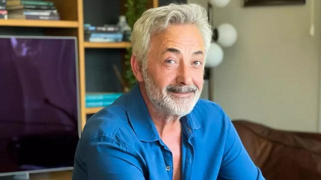 Mehmet Aslantuğ, sevgilisiyle ilk kez görüntülendi! Flaşları görünce gerildi