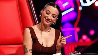 Melike Şahin derin dekolteli kırmızı elbisesiyle poz verdi! 