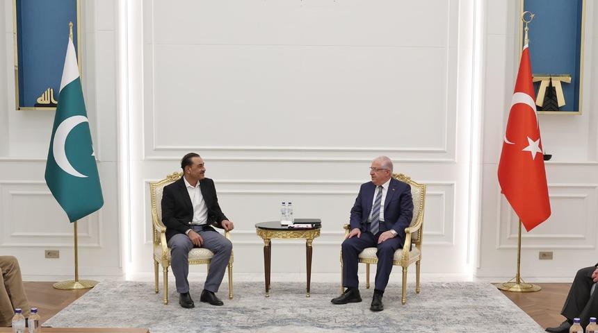 Milli Savunma Bakanı Güler, Pakistan Kara Kuvvetleri Komutanı Munir ile görüştü