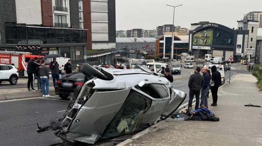 Beylikdüzü'nde 3 otomobilin karıştığı kaza: 4 yaralı