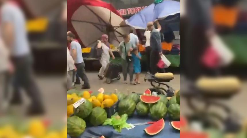 Bursa'da fırtına etkili oldu! Pazar tezgahları devrildi