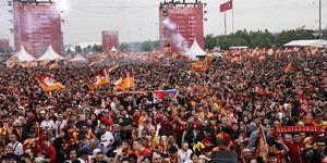 Galatasaray taraftarı şampiyonluğu kutluyor! Yenikapı'da rekor sayıda taraftar var!