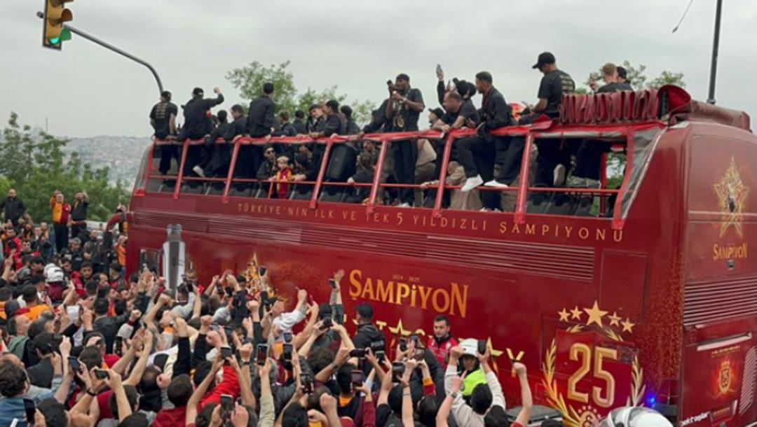 Şampiyonluk kutlamalarında Osimhen den gördüğü manzara sonrası üstü açık otobüsten mesaj!  1