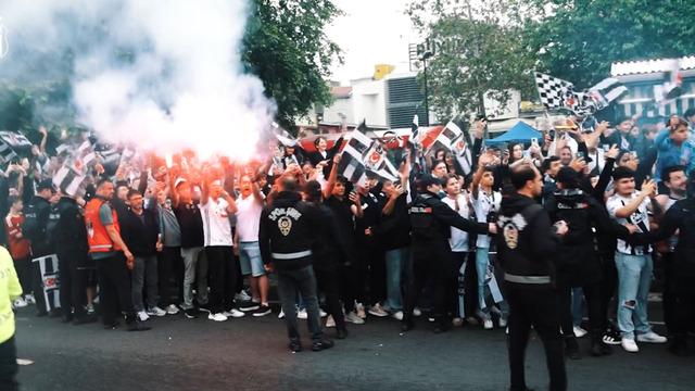 Beşiktaşlı taraftarlar, takımlarını şampiyon gibi karşıladı