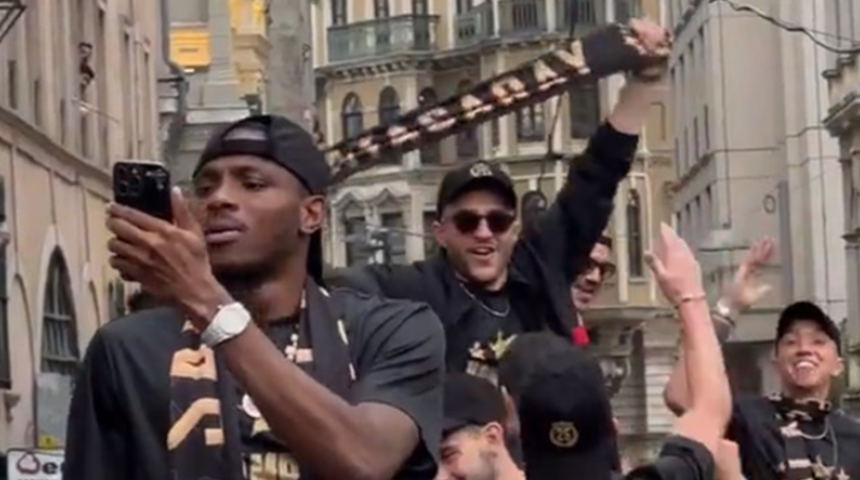 Şampiyonluk kutlamalarında Osimhen'den gördüğü manzara sonrası üstü açık otobüsten mesaj! 