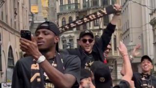 Şampiyonluk kutlamalarında Osimhen'den gördüğü manzara sonrası üstü açık otobüsten mesaj! 