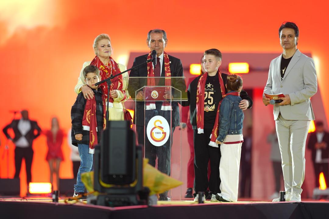 Galatasaray ın kutlamalarına damga vuran olay! Taraftarlar evlerine döndü 1