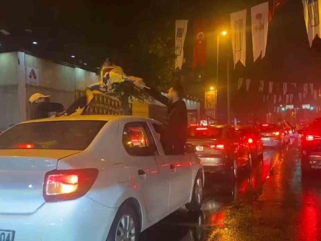 Fenerbahçe taraftarı sokaklara döküldü! 