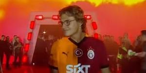 Galatasaray'ın şampiyonluk kutlamalarında görülmemiş olay! Genç oyuncu ıslıklandı
