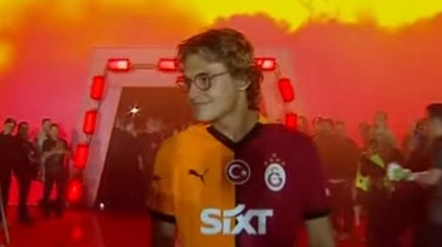 Galatasaray'ın şampiyonluk kutlamalarında görülmemiş olay! Genç oyuncu ıslıklandı