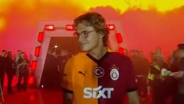 Galatasaray'ın şampiyonluk kutlamalarında görülmemiş olay! Genç oyuncu ıslıklandı