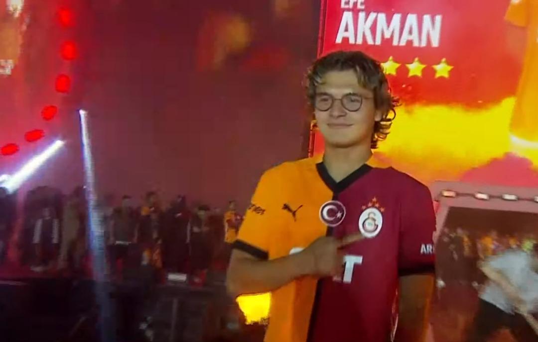 Galatasaray ın şampiyonluk kutlamalarında görülmemiş olay! Genç oyuncu ıslıklandı 1