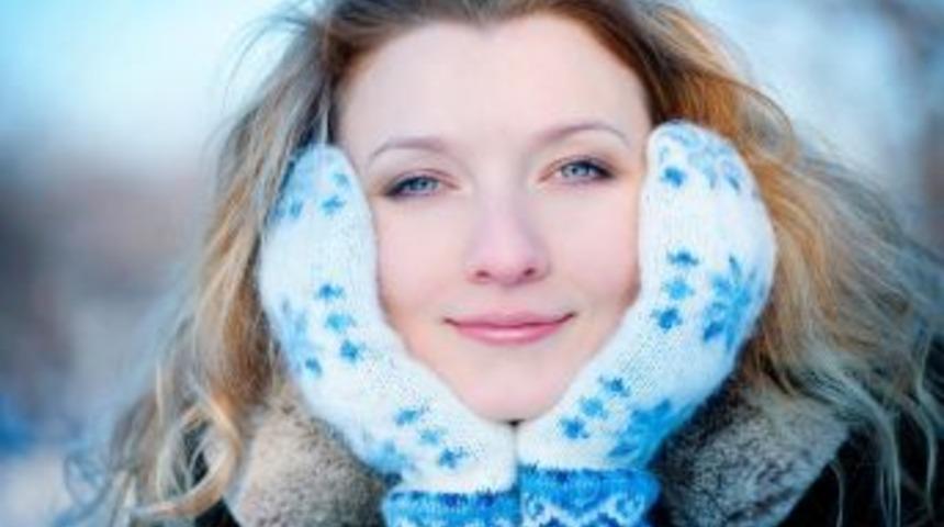 Yüz felcine karşı soğuk havalarda kulaklarınızı koruyun!