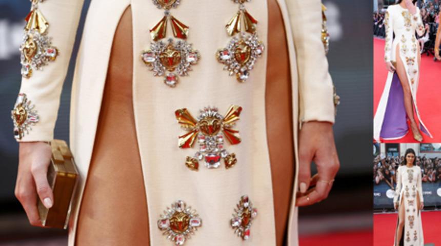 K&uuml;&ccedil;&uuml;k Kardashian &ouml;yle bir elbise giydi ki...