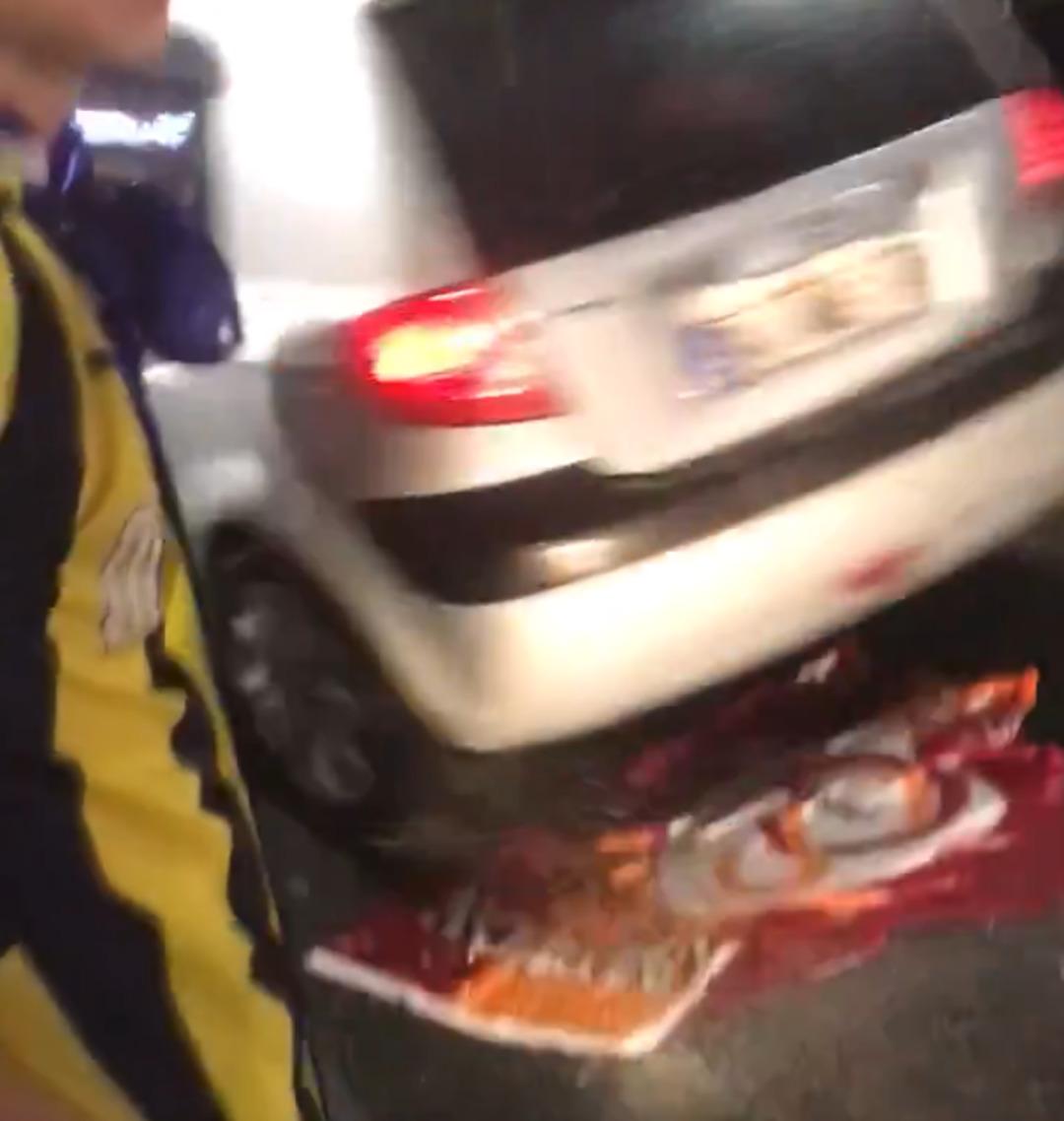 Şampiyonluk kutlamasında tepki çeken anlar! Galatasaray bayrağını çiğnettiler 1