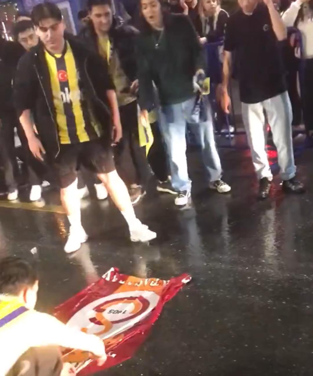 Şampiyonluk kutlamasında tepki çeken anlar! Galatasaray bayrağını çiğnettiler 2