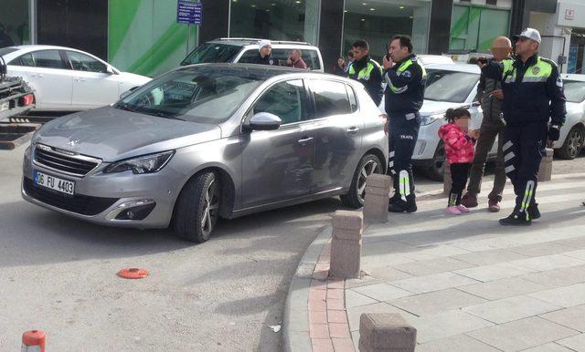 Sahte plakalı çalıntı otomobille kaçmak istedi