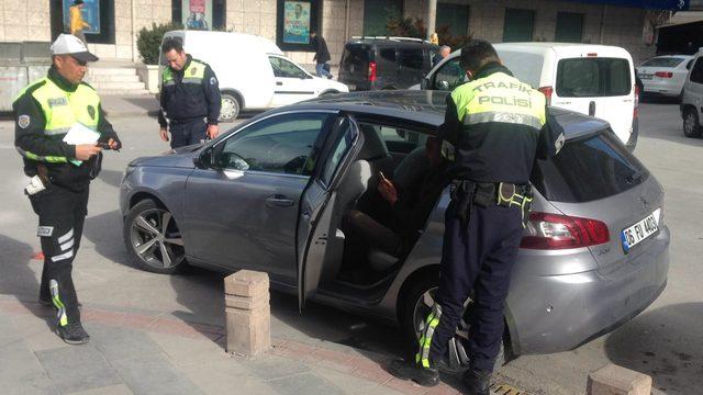 Sahte plakalı çalıntı otomobille kaçmak istedi