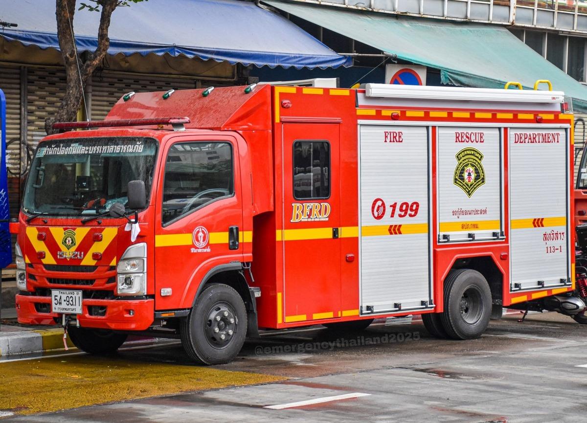 Tayland&rsquo;da tanker kazası: 600 litre benzin yola d&ouml;k&uuml;ld&uuml;