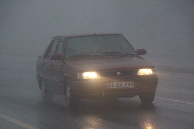 Bolu Dağı'nda sağanak ve sis ulaşımı yavaşlattı