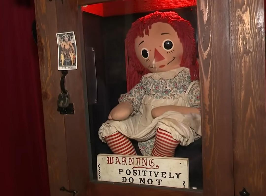 Sosyal medya gündeminde o lanetli bebek var! Dünya turunda kayıp mı oldu? Tir tir titreten hikaye... 3