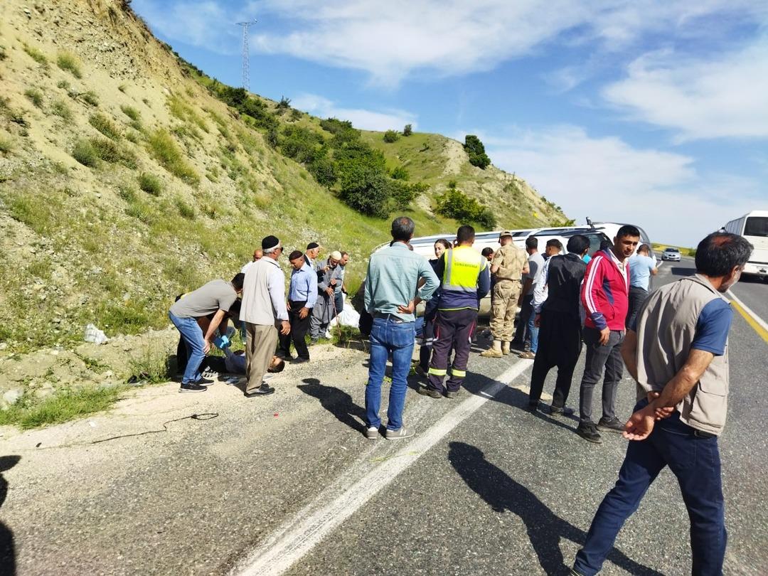 Elazığ da feci kaza: Köy minibüsü takla attı: 3 ü ağır 7 yaralı! 1