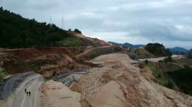 Antalya-Kumluca yolundaki heyelan gökyüzünden görüntülendi