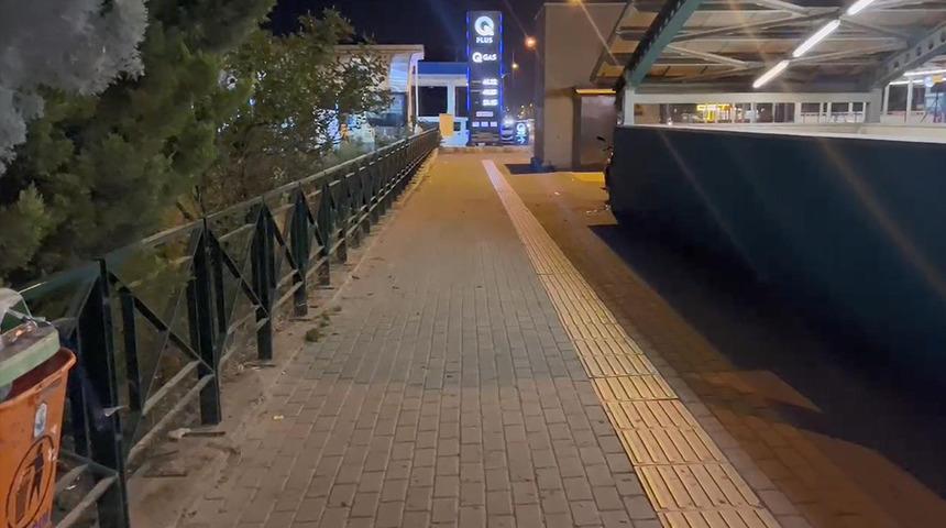Metro istasyonunda 3 arkadaşa bıçaklı saldırı! 20 dakika içinde yakalanıp gözaltına alındılar...