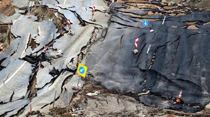 Heyelan yolu darmadağın etti