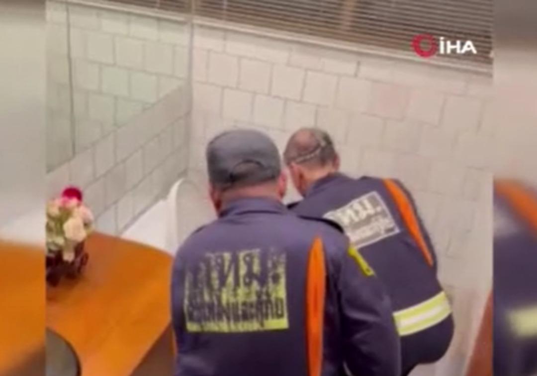 Gece yarısı bir anda çıktı! Tuvaletini yapacakken dev pitonu fark etti... 2