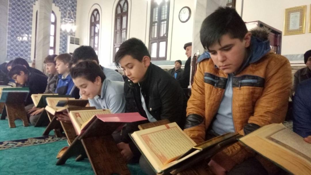 İmam Hatipli &ouml;ğrenciler Fetih Suresi&rsquo;ni okudu