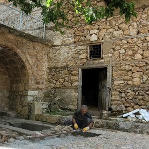 "Ekmeğini taştan çıkarma" deyiminin gerçek örneği: Ekmeğini 45 yıldır taştan çıkarıyor! 