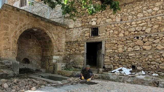 Ekmeğini taştan çıkarma deyiminin gerçek örneği: Ekmeğini 45 yıldır taştan çıkarıyor! 