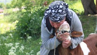 Hayvancılıkta kadın gücü! Köy hayatına sevgiyle adım atan Gürcistanlı Nino çiftçiliğe renk katıyor