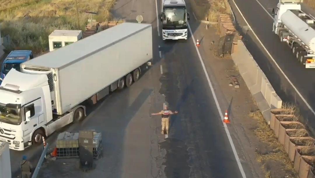 Jandarmadan şok yol uygulaması: Yakalanmasaydı vatandaşlara yedireceklerdi! Siyah poşetlerden çıktı 1