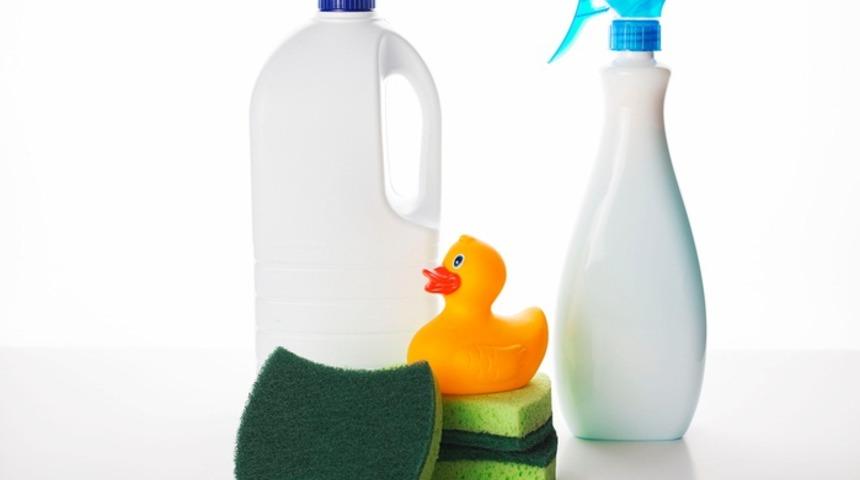 Evden ve kıyafetlerden &ccedil;amaşır suyu kokusu nasıl &ccedil;ıkar?