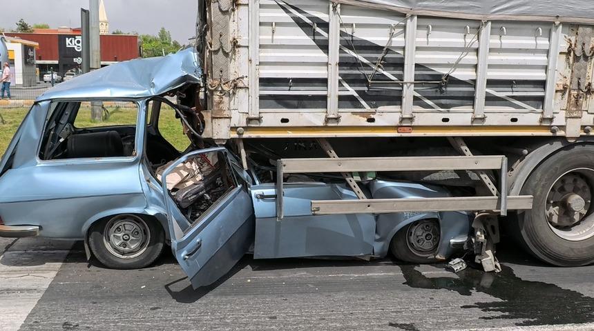 Aksaray’da otomobil tırın altına girdi: 1 ağır yaralı