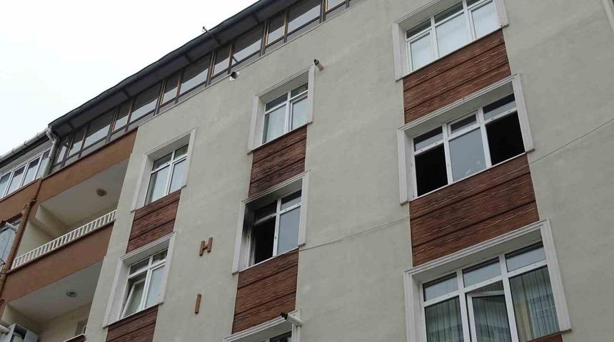 Babasına kızdı, evi yaktı