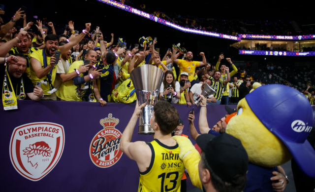 THY EuroLeague şampiyonu Fenerbahçe Beko yurda döndü! Taraftardan coşkulu karşılama...