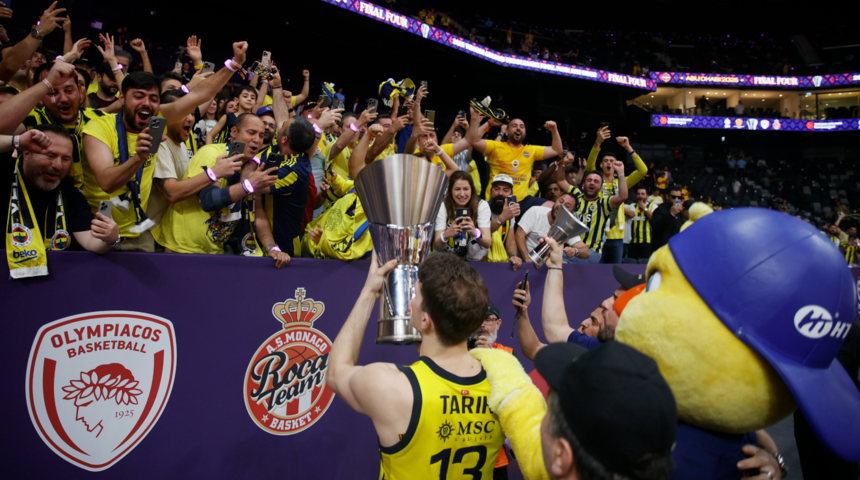 THY EuroLeague şampiyonu Fenerbahçe Beko yurda döndü! Taraftardan coşkulu karşılama... 