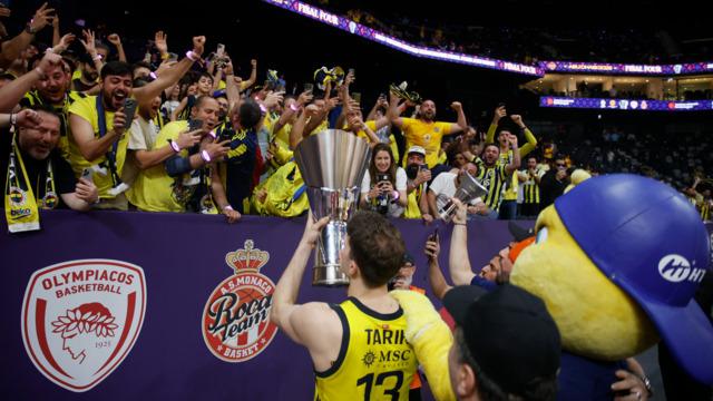 THY EuroLeague şampiyonu Fenerbahçe Beko yurda döndü! Taraftardan coşkulu karşılama... 